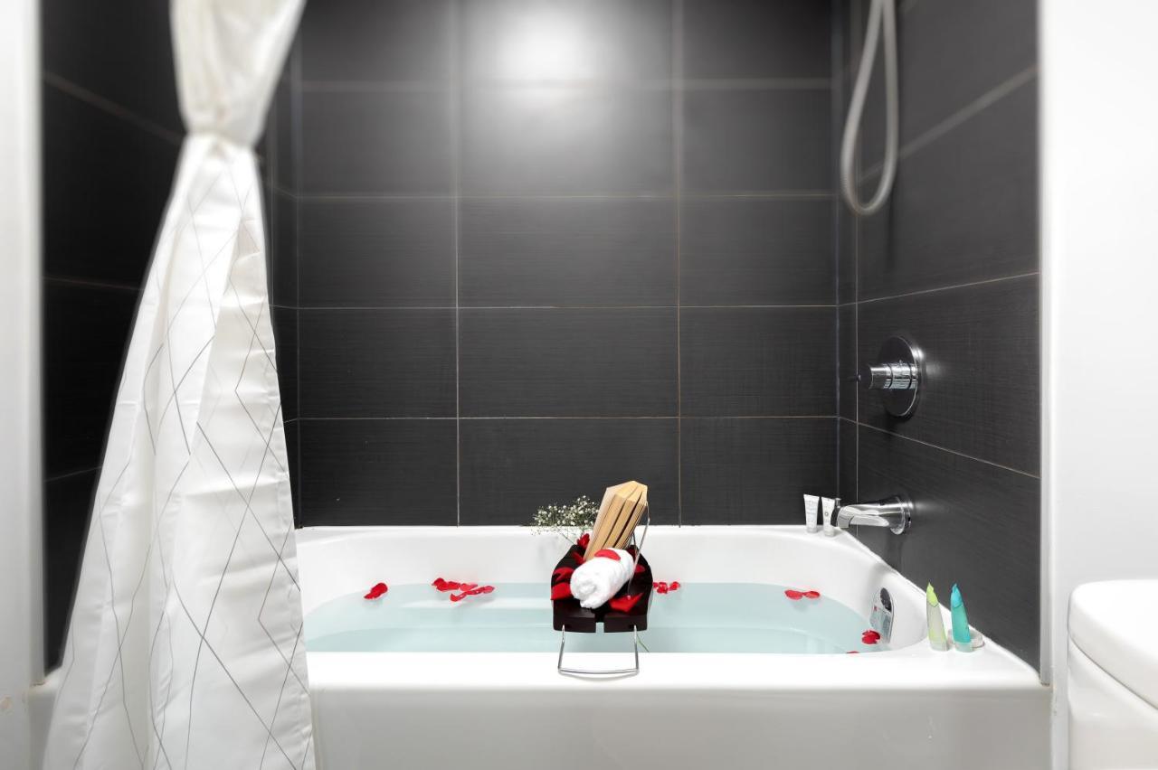 Luxury 2-Bedroom Apartment In Yorkville With The Best City View In Downtown Торонто Екстер'єр фото