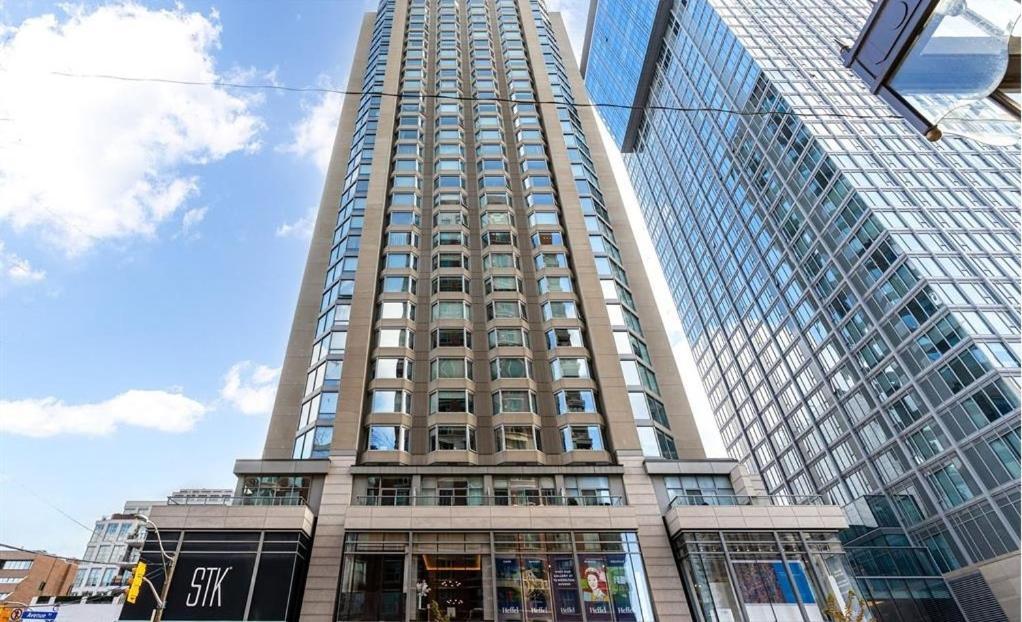Luxury 2-Bedroom Apartment In Yorkville With The Best City View In Downtown Торонто Екстер'єр фото